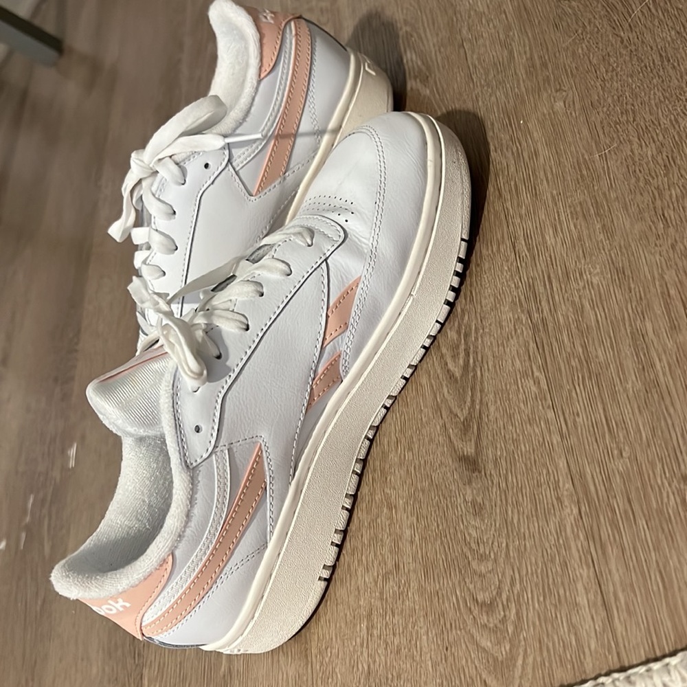 Light pink Reeboks! - Picture 4 of 4